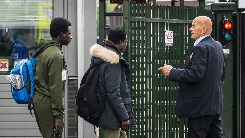 Foto: In de rij voor Ter Apel: 'We hebben een probleem, maar komen morgen terug'