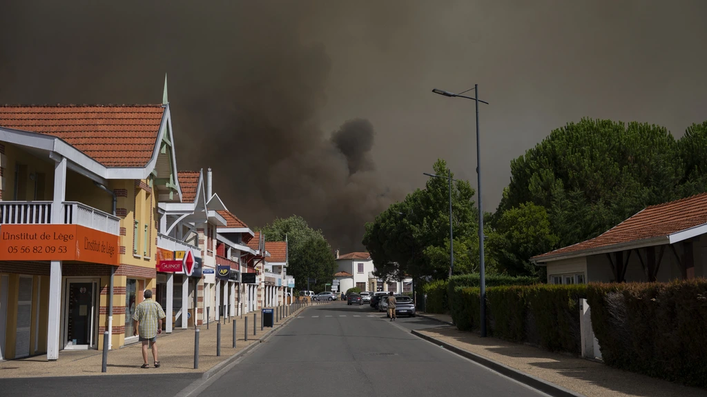 Foto: Ruim 20.000 mensen geëvacueerd vanwege natuurbrand in Zuidwest-Frankrijk