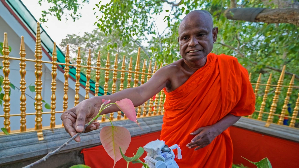 Hooggeplaatste boeddhistische monnik Sri Lanka verdacht van verkrachting meisje