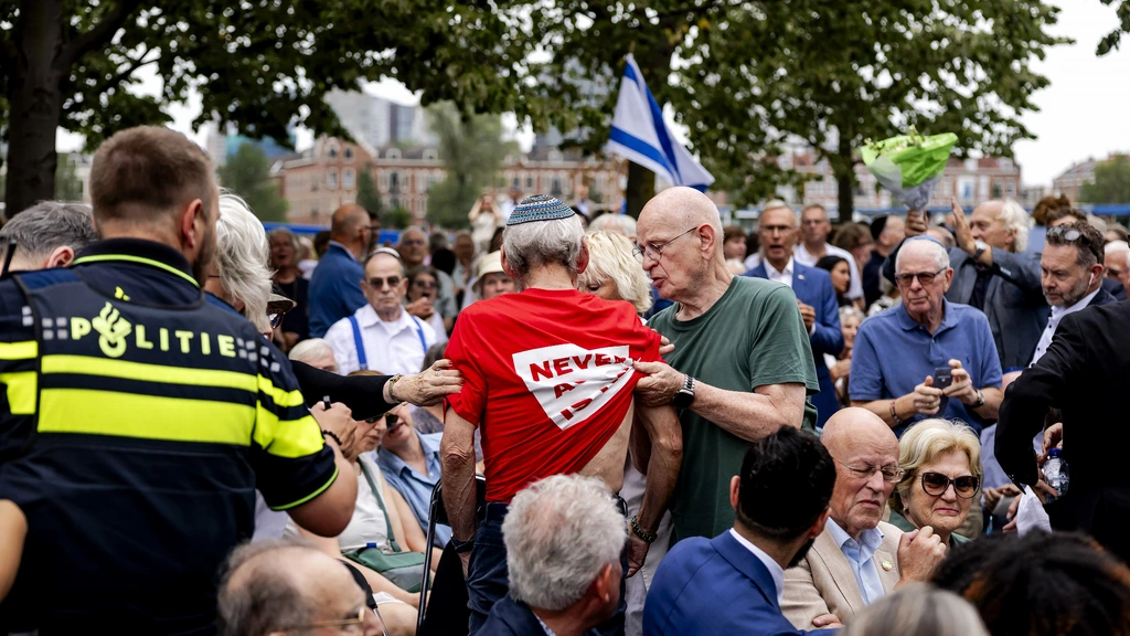 Deportatieherdenking Joodse Rotterdammers kort onderbroken door demonstranten Deportatieherdenking Joodse Rotterdammers kort onderbroken door demonstranten