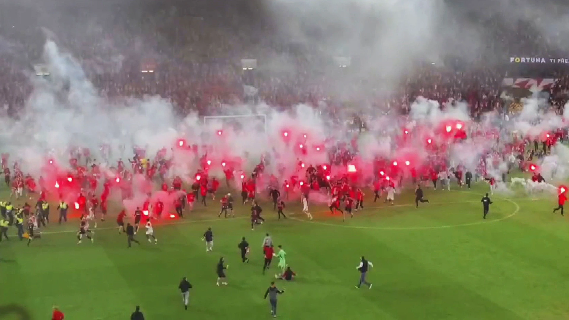 Eigen harde kern voorkomt kampioenschap van Slavia Praag met bizarre veldbestorming