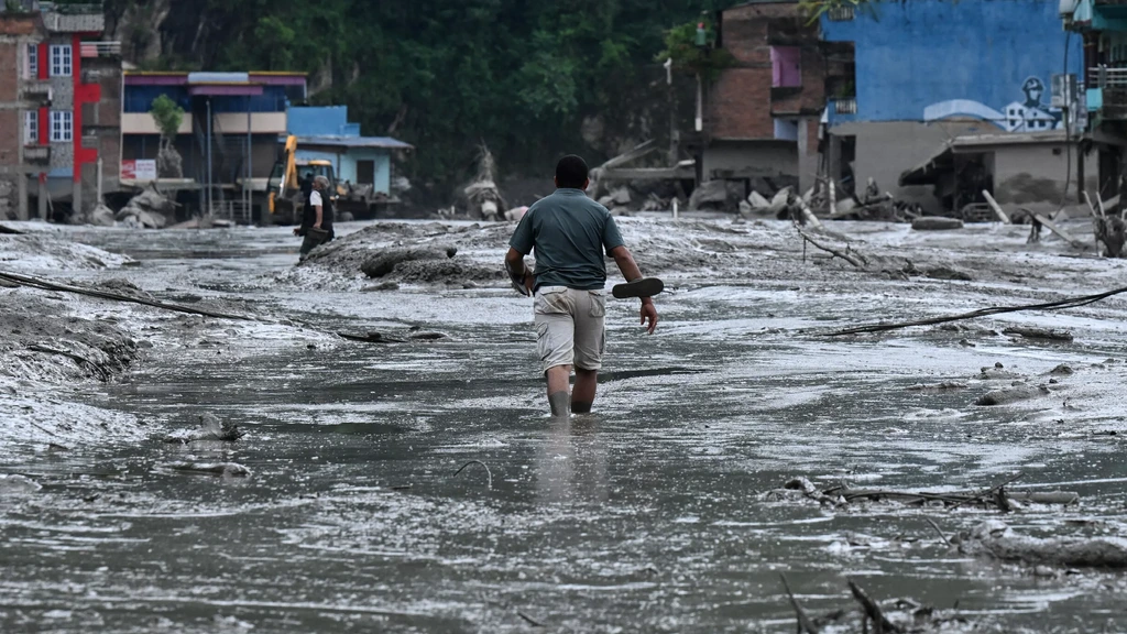 Reddingsteams zoeken door in Nepalese nacht, vrees voor veel meer slachtoffers