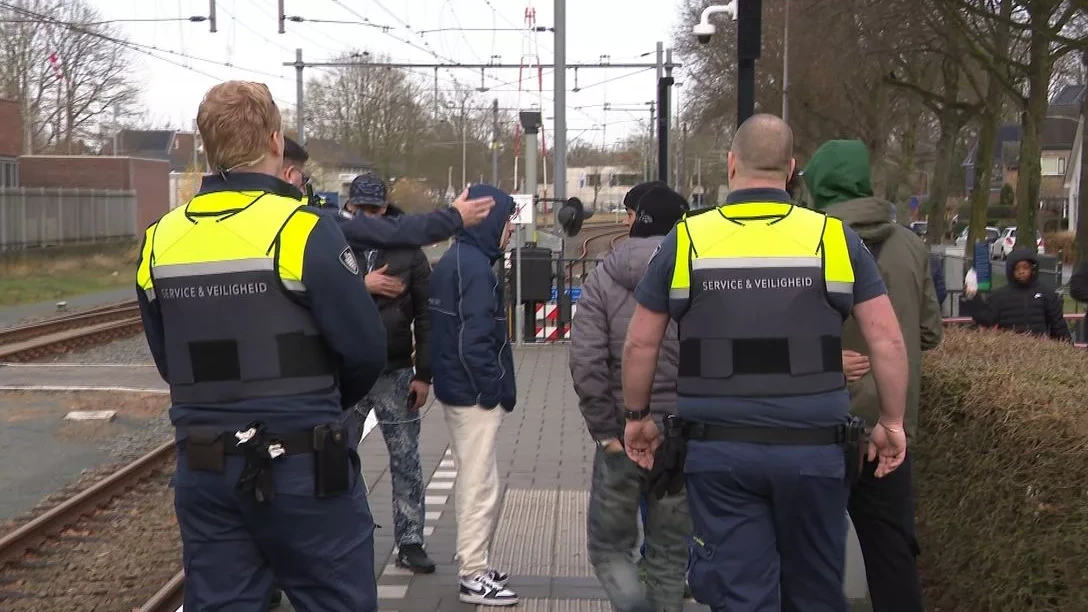 Perroncontroles Zwolle – Emmen per direct terug: ‘Wel een dure oplossing’ Perroncontroles Zwolle – Emmen per direct terug: ‘Wel een dure oplossing’