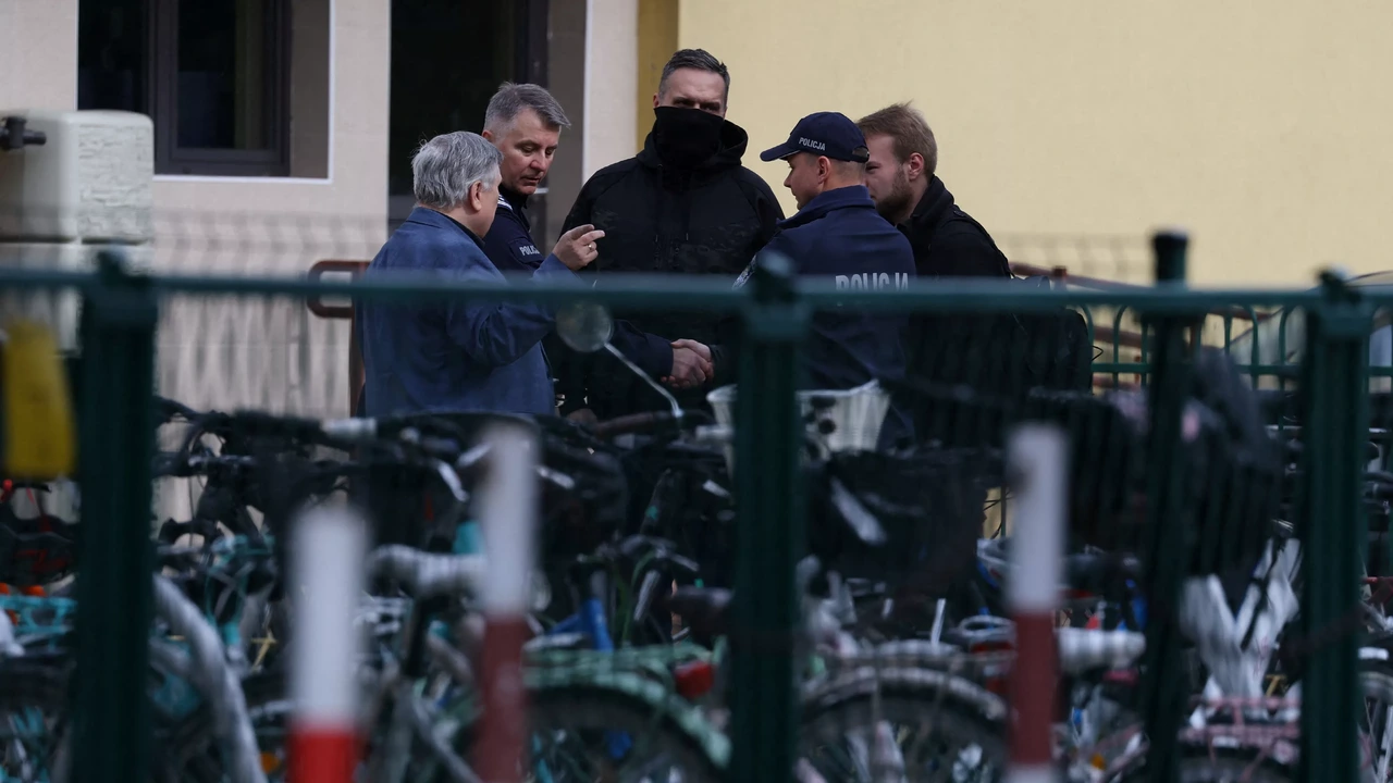 Agenten bij de school in Leszczydol-Nowiny