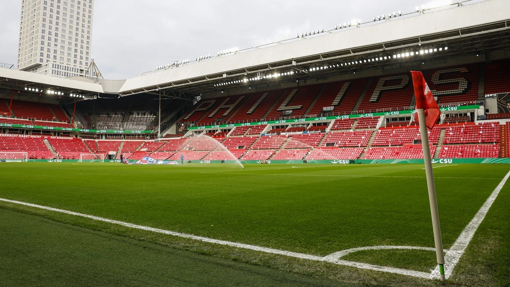 PSV heeft beste grasmat van Nederland, Feyenoord na elf jaar van troon gestoten PSV heeft beste grasmat van Nederland, Feyenoord na elf jaar van troon gestoten