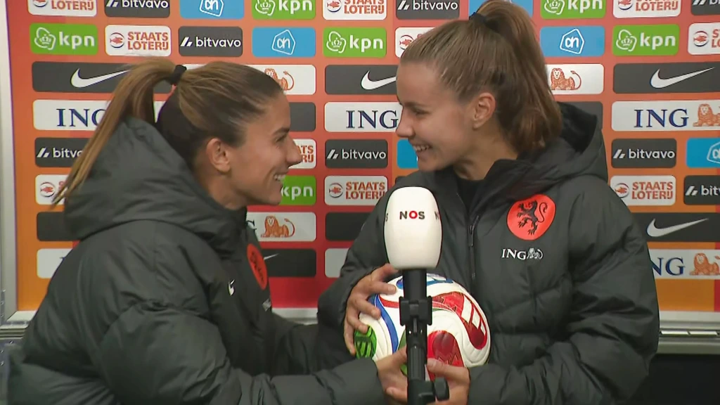 Pelova wil bal meenemen na hattrick in Hongarije, laat dat maar aan Van de Donk over