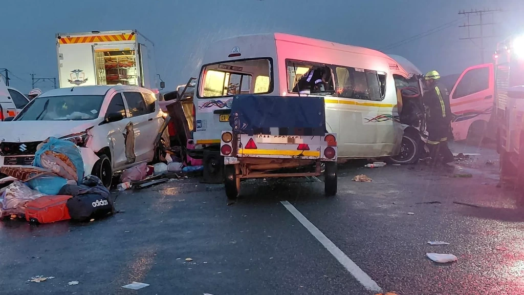 Foto: 21 doden in Zuid-Afrika bij verkeersongeval met meerdere voertuigen