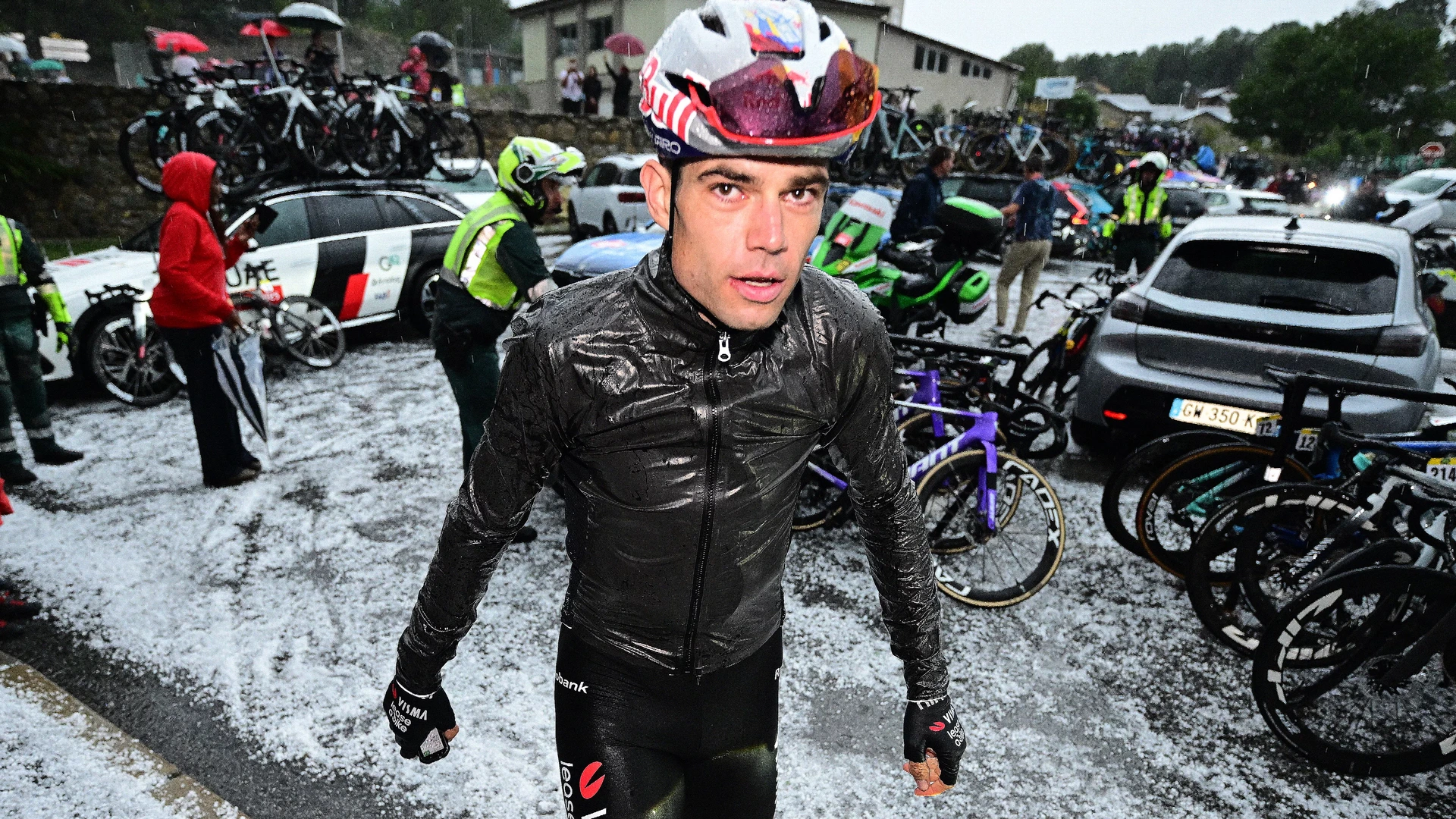 Vuelta-peloton schuilt voor hagelbui: 'Etappe stopt pas als het echt niet meer kan'