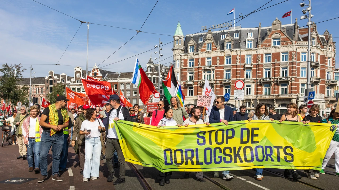 Paar duizend demonstranten bij protest ‘Stop de oorlogskoorts’ Paar duizend demonstranten bij protest ‘Stop de oorlogskoorts’