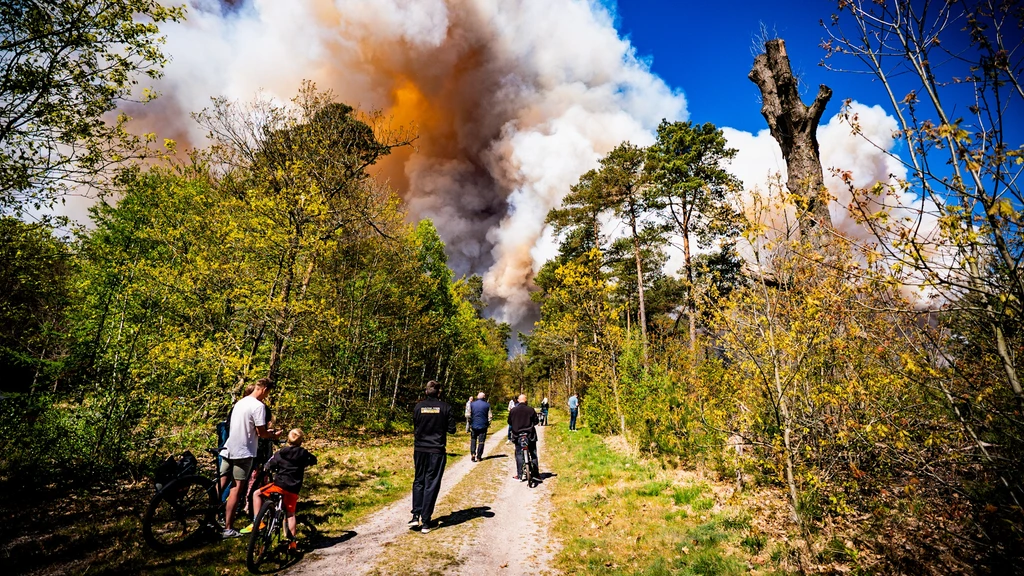 Foto: Grote brand op militair oefenterrein 't Harde, NL-Alert in meerdere provincies