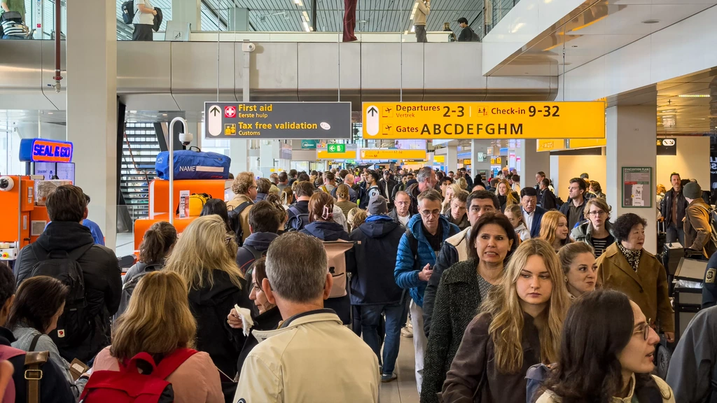 Foto: Lange rijen op Schiphol door storing bij elektronische paspoortcontrole