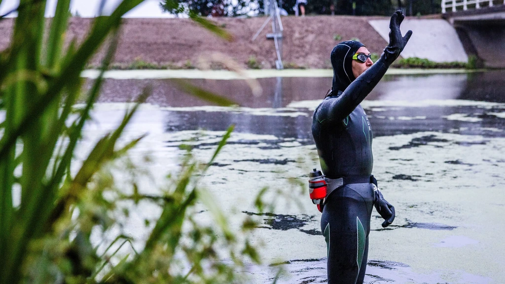 Maarten van der Weijden staakt zwemtocht van 270 km om gezondheidsklachten