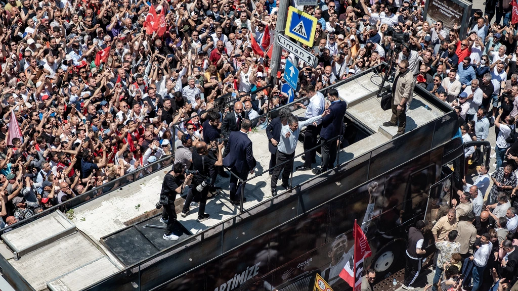 Tienduizenden op de been in Ankara om afgezette CHP-voorzitter te steunen