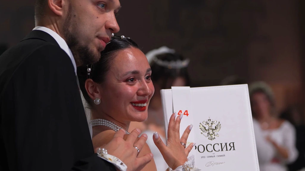 Foto: Russisch huwelijksfestival moet oorlogsdoden en uitblijven baby's een ommekeer geven