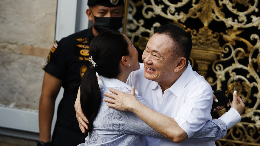 Foto: Thaise oud-premier Thaksin op borgtocht vrijgelaten, moet thuisblijven met enkelband 