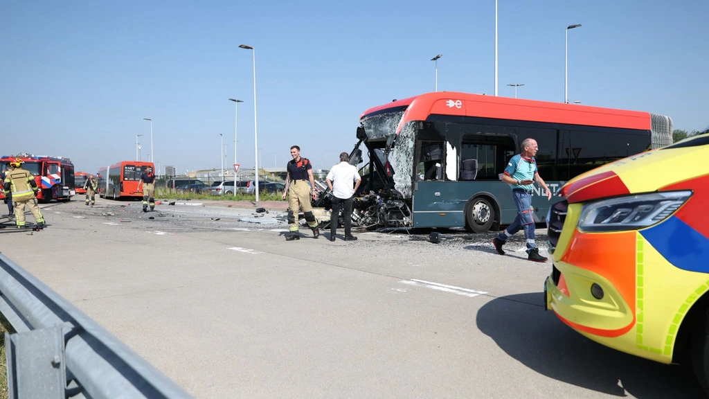 Foto: Bussen op elkaar gebotst bij Schiphol, chauffeur en twee passagiers gewond