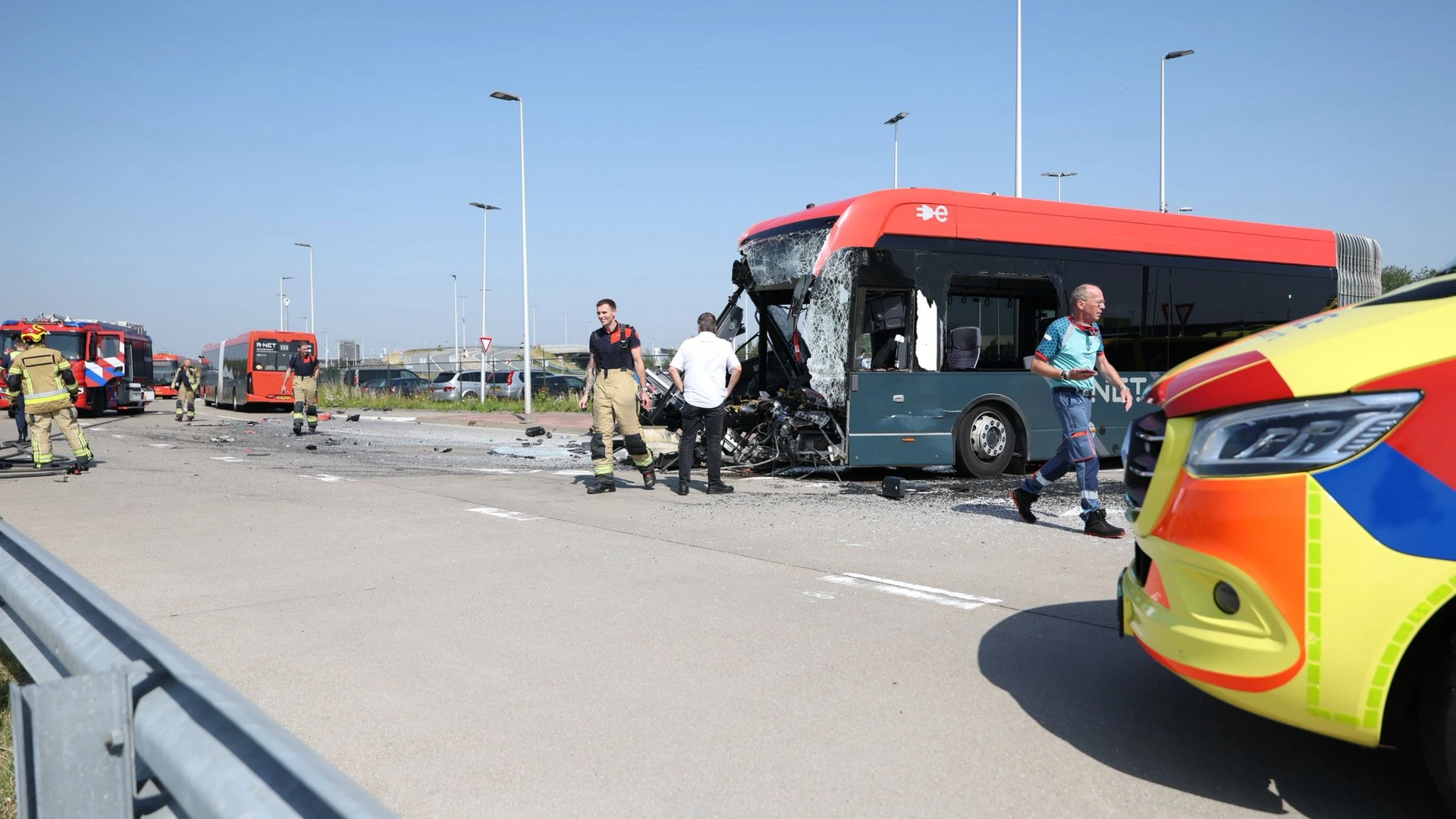 Bussen op elkaar gebotst bij Schiphol, chauffeur en twee passagiers gewond