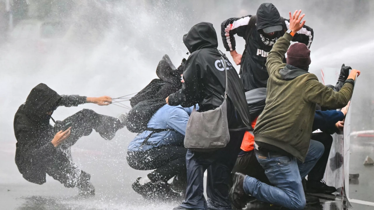 Politie houdt 21 mensen aan bij vakbondsactie in Brussel Politie houdt 21 mensen aan bij vakbondsactie in Brussel