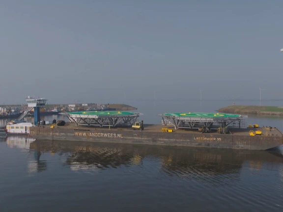 Transport van twee helikopterplatformen over het water