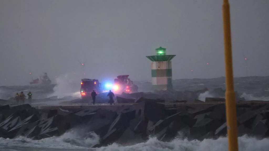 Foto: Zoekactie naar watersporter bij Scheveningen stilgelegd vanwege duisternis