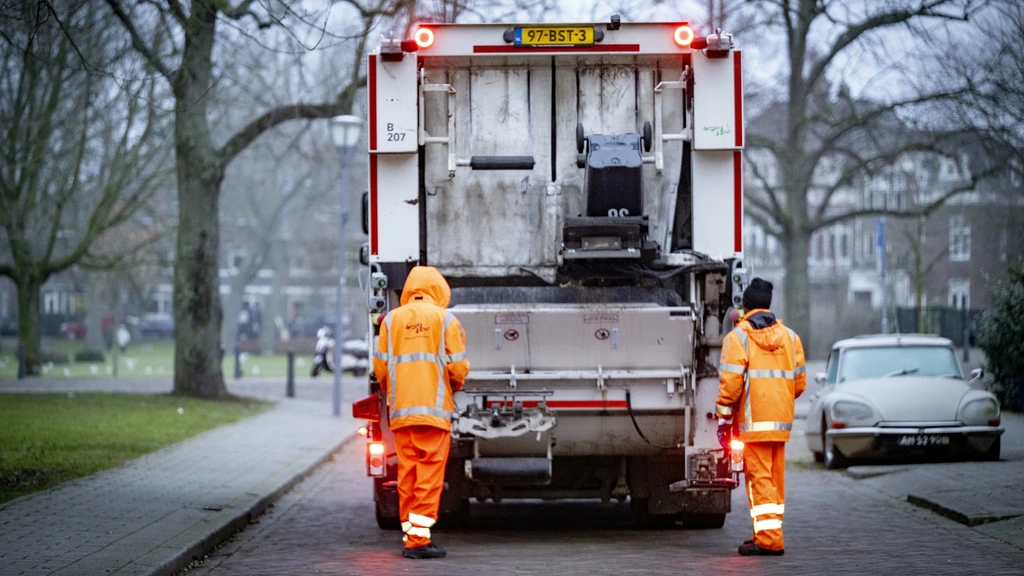 Foto: Rotterdamse vuilniswagens botsten met dure auto's vanwege verzekeringsgeld