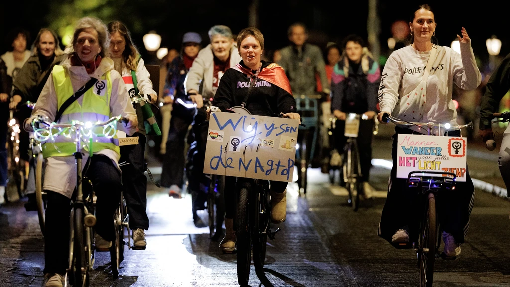 Dolle Mina's in verschillende steden opnieuw fietsend de nacht in