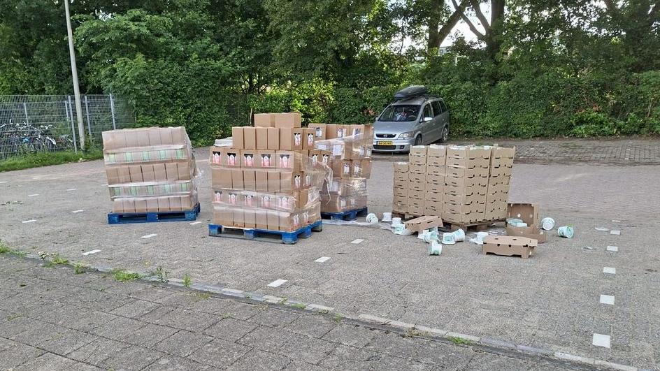 Foto: Pallets vol zuivelproducten achtergelaten in en rond Rotterdam: 'Hoop rotzooi'