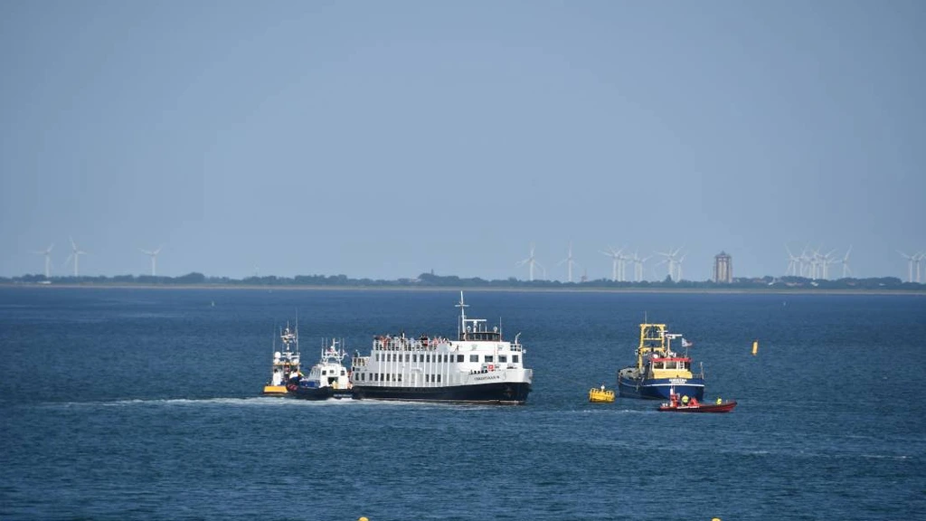 Foto: Ruim honderd opvarenden van vastgelopen rondvaartboot Oosterschelde geëvacueerd 