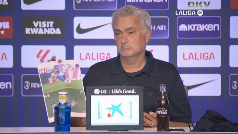Boze Mourinho toont foto's op persconferentie: 'Dit waren twee rode kaarten'