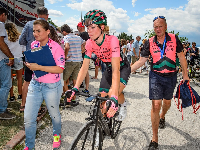 Wiebes mikt op eerste roze in de Giro, Vollering keert terug voor eindzege