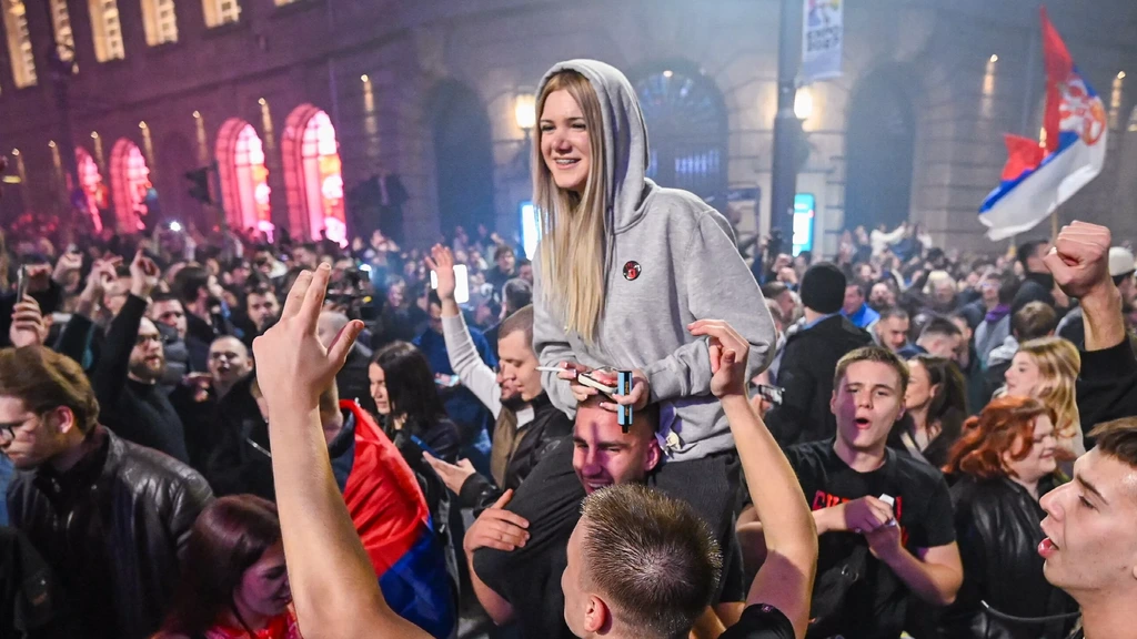 Foto: Studentenbeweging wint verkiezingen Servië, president Vucic erkent nederlaag