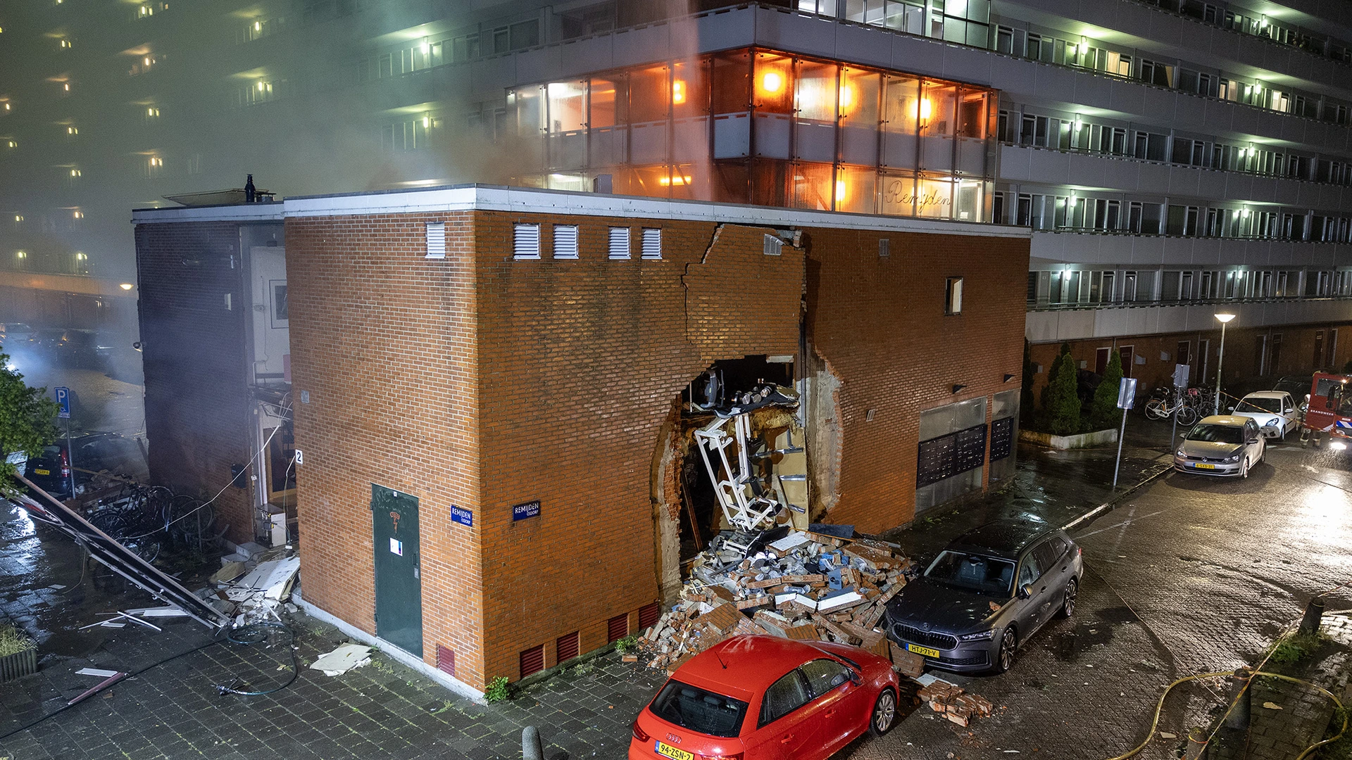 Explosie en brand bij flatgebouw Amsterdam, zeker zeven gewonden