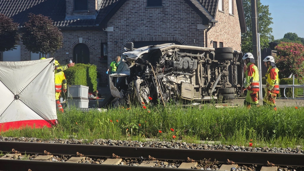 2 tieners en 2 volwassenen omgekomen bij aanrijding trein en schoolbusje in België 2 tieners en 2 volwassenen omgekomen bij aanrijding trein en schoolbusje in België