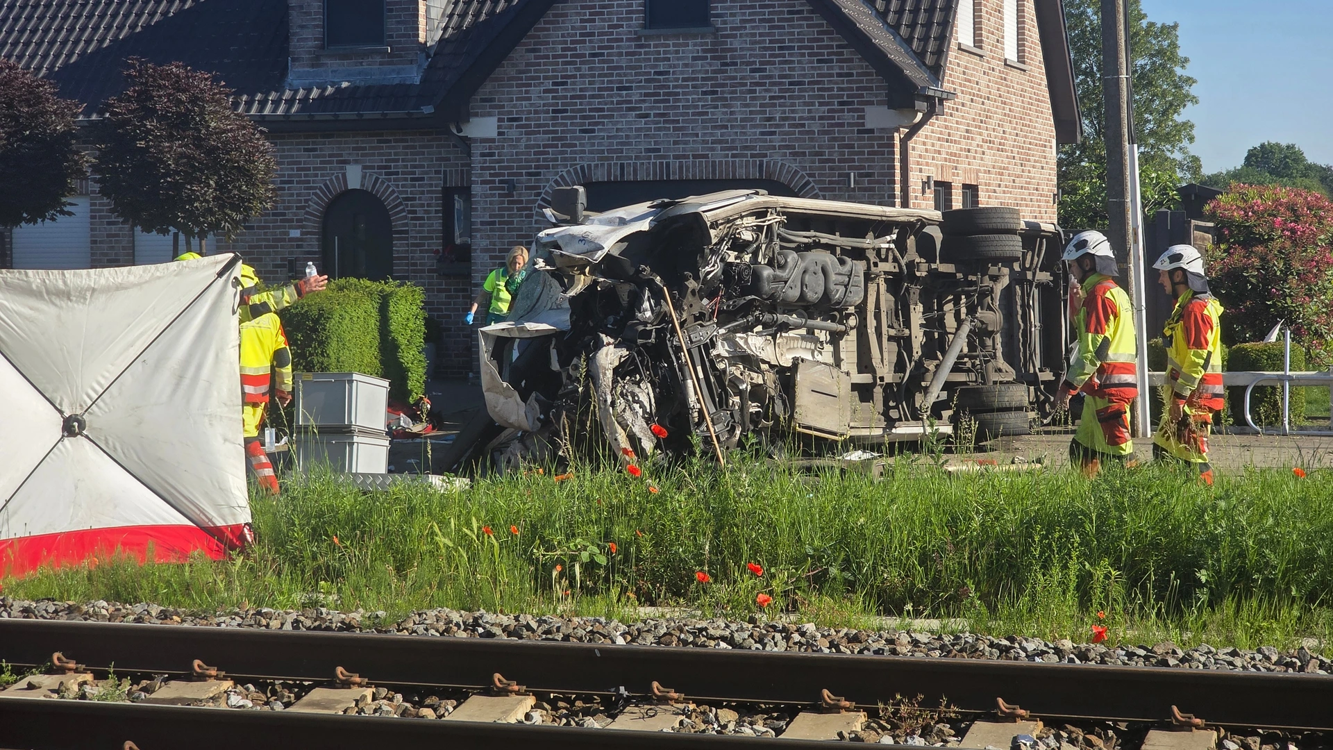 2 tieners en 2 volwassenen omgekomen bij aanrijding trein en schoolbusje in België