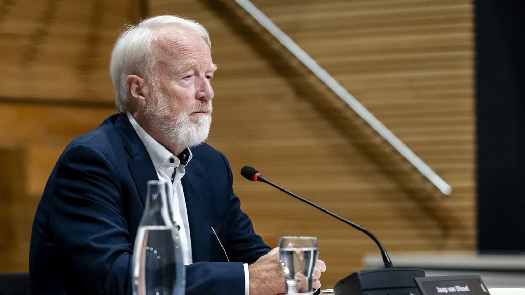 coronacommissiemaandag, 09:04Oud-minister Grapperhaus emotioneel over avondklok: 'Mensen vereenzaamden' • Straks verhoor met oud-RIVM-directeur Van DisselNegen weken lang verhoren Kamerleden bijna vijftig kopstukken van het coronabeleid. In dit liveblog lees je het laatste nieuws. coronacommissiemaandag, 09:04Oud-minister Grapperhaus emotioneel over avondklok: 'Mensen vereenzaamden' • Straks verhoor met oud-RIVM-directeur Van DisselNegen weken lang verhoren Kamerleden bijna vijftig kopstukken van het coronabeleid. In dit liveblog lees je het laatste nieuws.