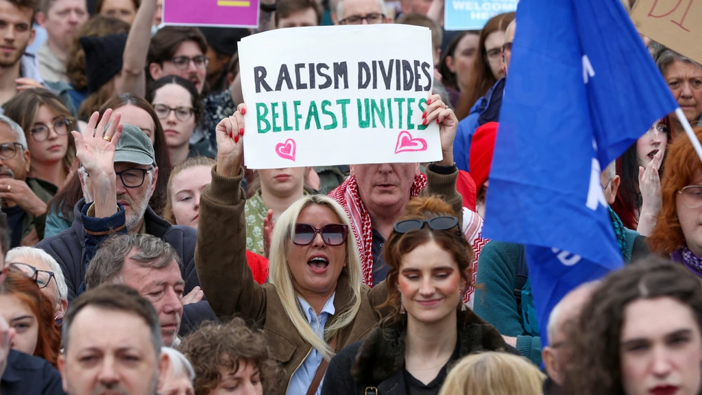 Foto: Groot antiracismeprotest met duizenden mensen in Belfast