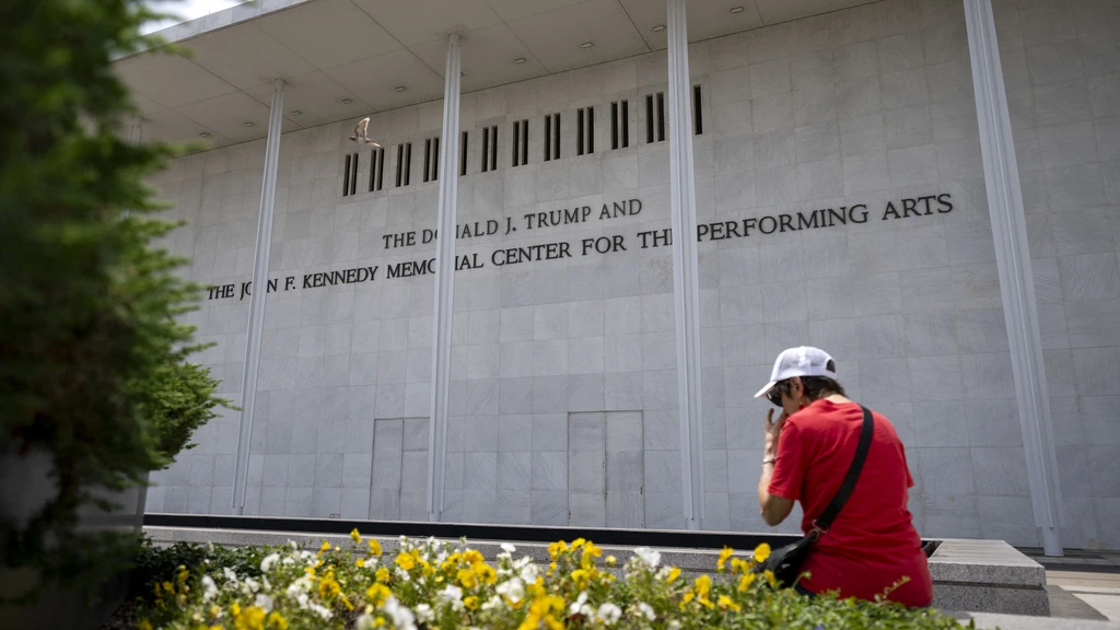 Foto: Kennedy Center draagt personeel op naam Trump te verwijderen