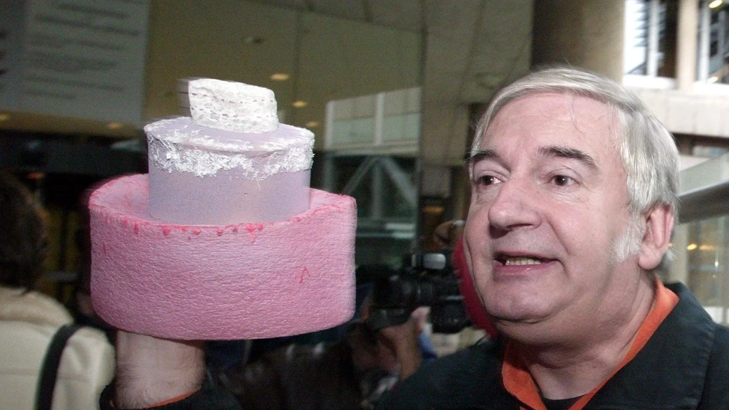 'Taartengooier' Noël Godin (80) overleden, bekogelde beroemdheden met slagroomtaart
