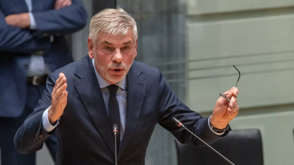 Foto: Vlaamse politicus Filip Dewinter krijgt klappen bij ruzie met bruiloftsgasten