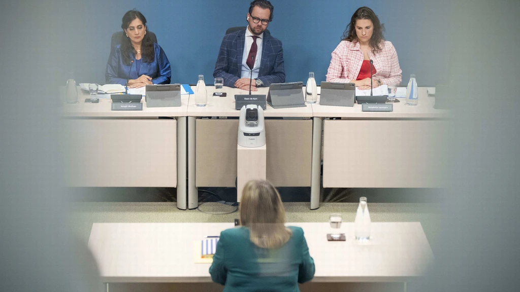 coronacommissievandaag, 09:31Topambtenaar: geen alternatief vaccinatieplan was een fout • 'Voor hoge vaccinatiegraad moest het netjes gaan'Negen weken lang verhoren Kamerleden bijna vijftig kopstukken van het coronabeleid. In dit liveblog lees je het laatste nieuws.