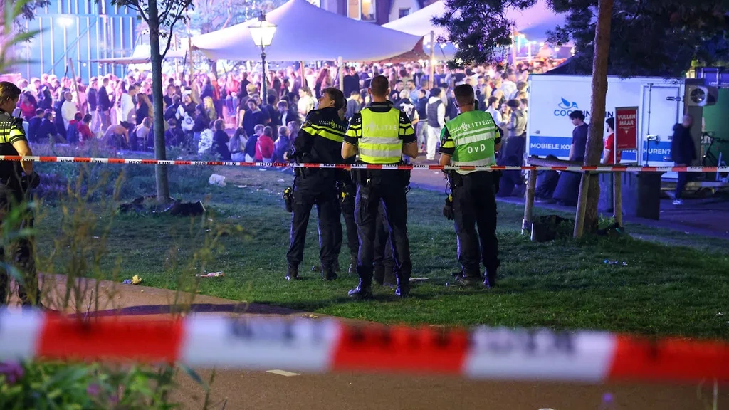 Foto: Twee mannen gewond bij steekpartij Leidens Ontzet, verdachten weggerend
