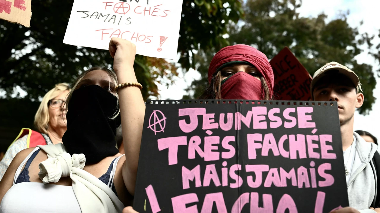 Honderden Franse scholen morgen dicht uit vrees voor nieuwe gewelddadige protesten Honderden Franse scholen morgen dicht uit vrees voor nieuwe gewelddadige protesten