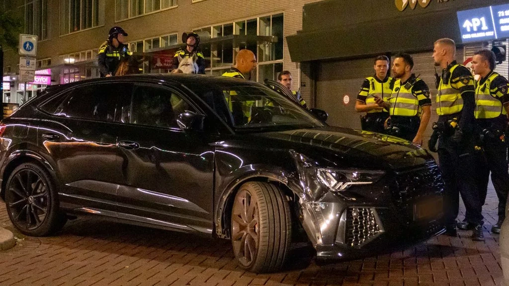 Beschonken vrouw rijdt met auto vol terras op in Rotterdam, drie aanhoudingen