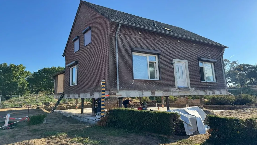 Foto: In Limburg geen dijkversterking maar palen onder de woning tegen het wassende water