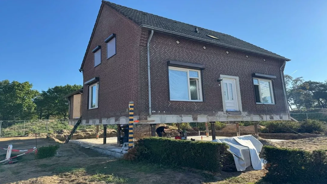 In Limburg geen dijkversterking maar palen onder de woning tegen het wassende water In Limburg geen dijkversterking maar palen onder de woning tegen het wassende water