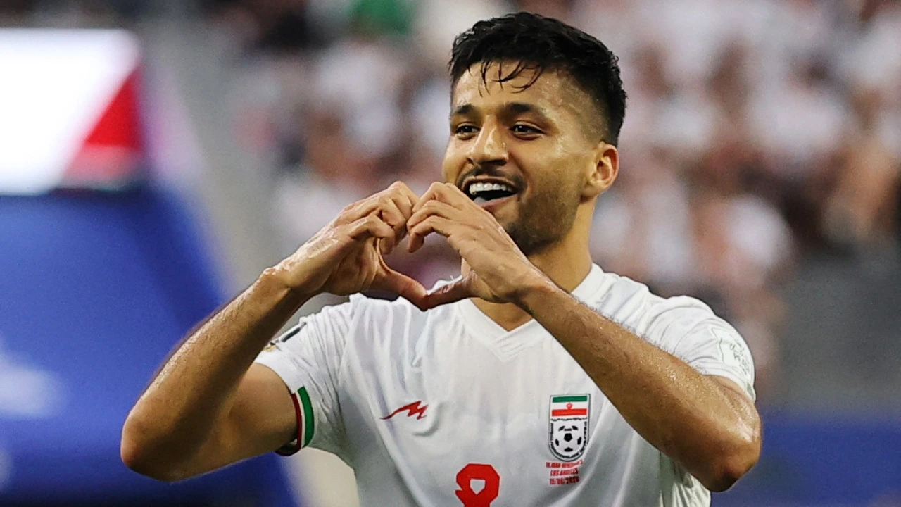 Iran speelt gelijk tegen Nieuw-Zeeland in eerste WK-duel, betogingen buiten stadion