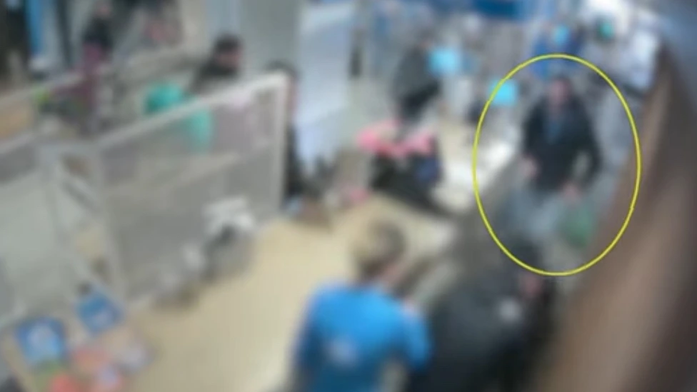 Foto: Politie deelt beelden van extreme mishandeling in supermarkt Groningen