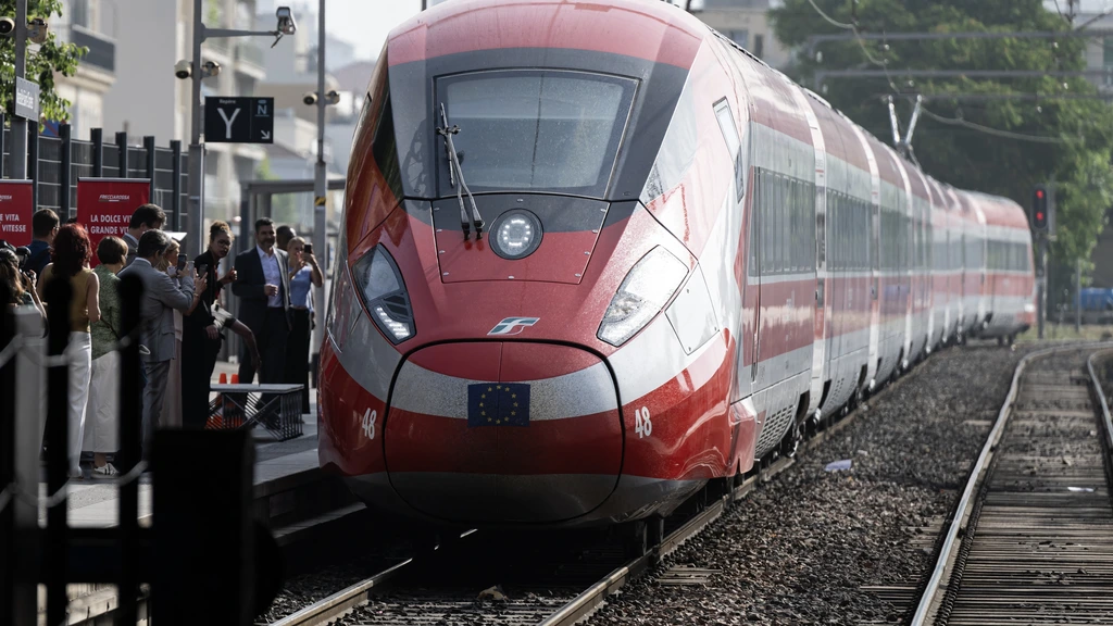 Foto: Honderden treinpassagiers zitten hele nacht vast in trein in Frankrijk 