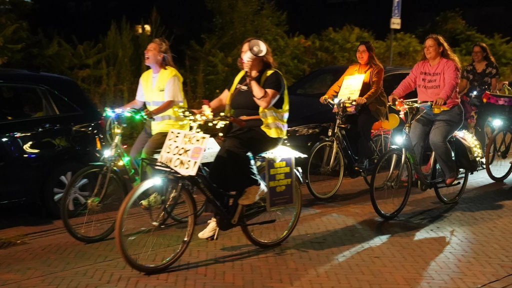 Dolle Mina's in verschillende steden opnieuw fietsend de nacht in