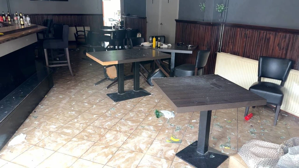 Foto: Gewonde bij vechtpartij in restaurant Werkendam, vernielingen aangericht